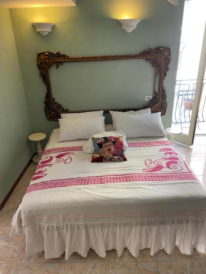 Casa Gioia, Tra Palazzo Reale,Lungomare E Monte Echia Apartment Naples Luaran gambar
